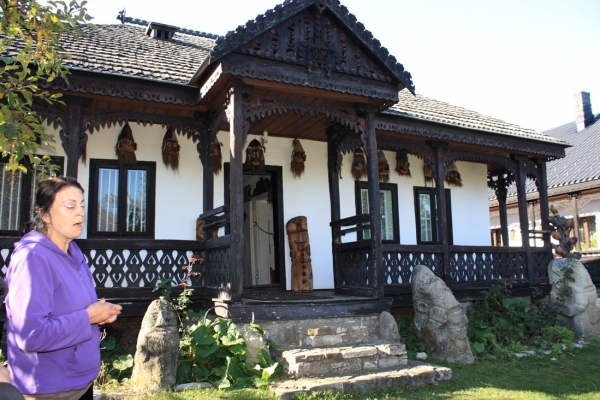 Intrarea Muzeului etno-folcloric Nicolae Popa -Tarpesti, Neamt