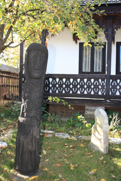 Intrarea Muzeului etno-folcloric Nicolae Popa -Tarpesti, Neamt