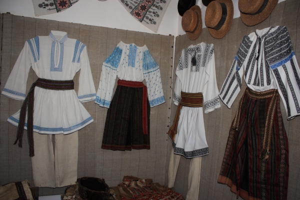 Exponate in interiorul Muzeului etno-folcloric Nicolae Popa -Tarpesti, Neamt