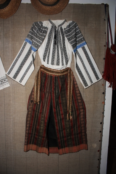 Exponate din interiorul Muzeului etno-folcloric Nicolae Popa -Tarpesti, Neamt