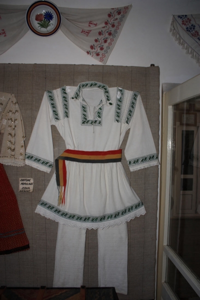 Exponate din interiorul Muzeului etno-folcloric Nicolae Popa -Tarpesti, Neamt