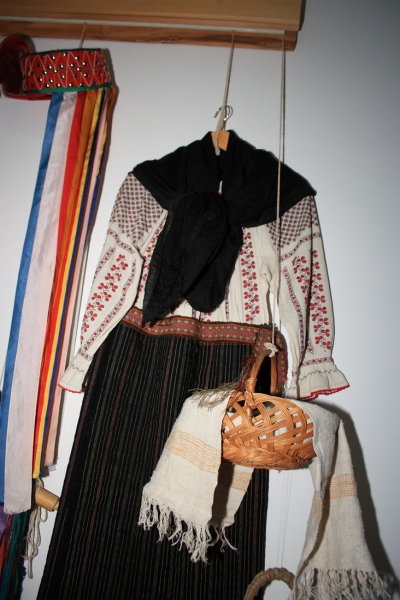 Costum popular femeiesc specific zonei - Muzeul Etnografic Botosani