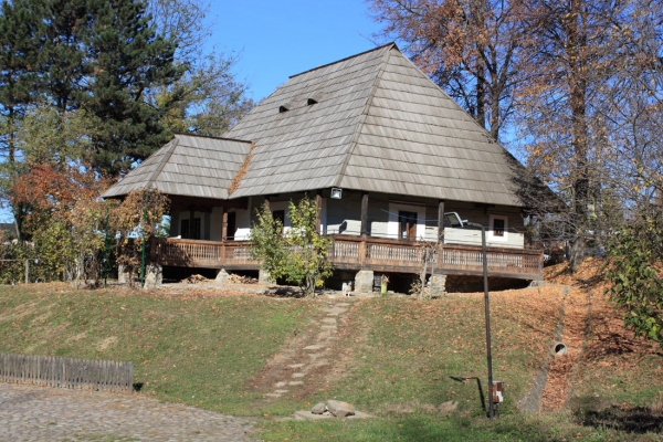 Muzeul Satului Bucovinean - Casa de locuit din Rosu