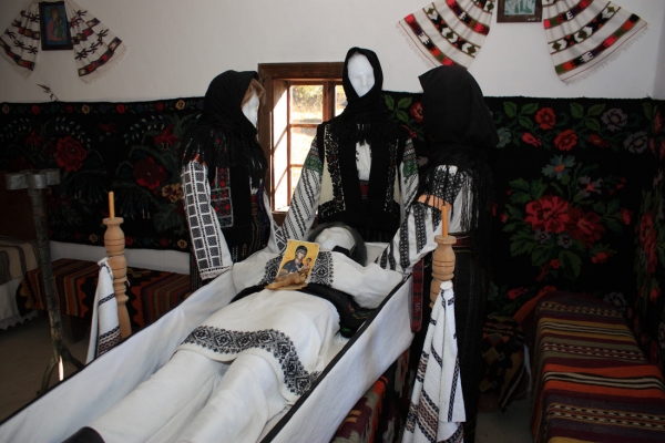 Muzeul Satului Bucovinean - in casa Cacica  sunt expuse obiecte de recuzită pentru ritualul de înmormântare