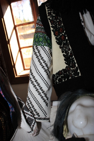 Muzeul Satului Bucovinean - detalii de pe maneca unei ii purtata de una dintre participantele la ceremonialul de inmormantare