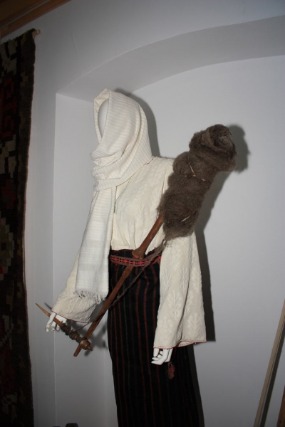 Costum popular traditional specific zonei etnografice Botosani- Muzeul Etnografic Botosani