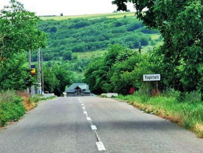 <div>Intrarea în Tupilați dinspre Poșta Elan, pe DJ 244 B (foto: V. Nedelcu)</div>